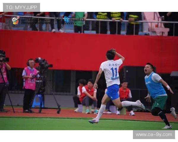 激情四溢的周六足球盛宴各大球队强强对决赛场激战正酣 激情四溢的周六足球盛宴各大球队强强对决赛场激战正酣