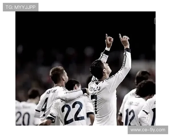 足球庆祝动作大合集：一起跳跃激情四溢的瞬间展示团队荣耀